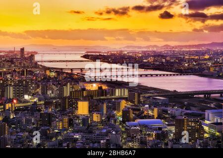 Malerischer, farbenfroher Sonnenuntergang über der Bucht von Osaka rund um das Delta des Yodo Flusses vom Aussichtsturm des Mautviertels (CBD). Stockfoto