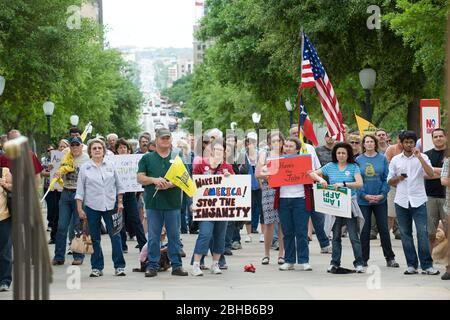 Austin, Texas, USA, 15. 2010. April: Anhänger der Tea Party protestieren während einer jährlichen Kundgebung am Steuertag gegen das, was sie als unangemessen hohe Bundessteuern ansehen, gegen die Regierungsausgaben außerhalb des Texas Capitols. ©Marjorie Kamys Cotera/Daemmrich Photography Stockfoto