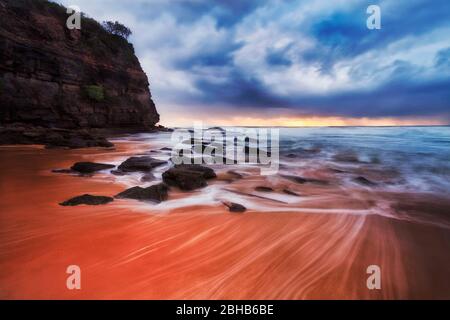 Wolkiger Sonnenaufgang am Newport Beach von Sydney Northern Beaches. Stockfoto