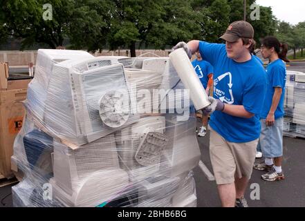 Austin Texas USA, April 17 2010: Ingenieurstudenten der University of Texas koordinieren einen „E-Waste Drive“, um alte Computer und Elektronik aus Haushalten und Büros zu recyceln, um gefährliche Materialien aus lokalen Deponien zu entfernen. Etwa 50 Stapel Computer, Monitore, Drucker und Fernseher wurden in den täglichen Bemühungen zur ordnungsgemäßen Entsorgung weggeschleppt. ©Bob Daemmrich Stockfoto