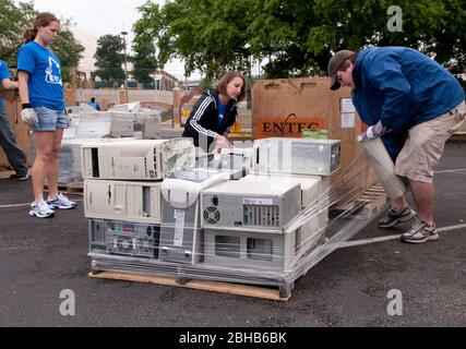 Austin Texas USA, April 17 2010: Ingenieurstudenten der University of Texas koordinieren einen „E-Waste Drive“, um alte Computer und Elektronik aus Haushalten und Büros zu recyceln, um gefährliche Materialien aus lokalen Deponien zu entfernen. Etwa 50 Stapel Computer, Monitore, Drucker und Fernseher wurden in den täglichen Bemühungen zur ordnungsgemäßen Entsorgung weggeschleppt. ©Bob Daemmrich Stockfoto