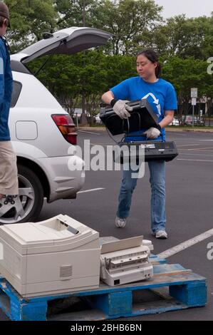 Austin Texas USA, April 17 2010: Ingenieurstudenten der University of Texas koordinieren einen „E-Waste Drive“, um alte Computer und Elektronik aus Haushalten und Büros zu recyceln, um gefährliche Materialien aus lokalen Deponien zu entfernen. Etwa 50 Stapel Computer, Monitore, Drucker und Fernseher wurden in den täglichen Bemühungen zur ordnungsgemäßen Entsorgung weggeschleppt. ©Bob Daemmrich Stockfoto