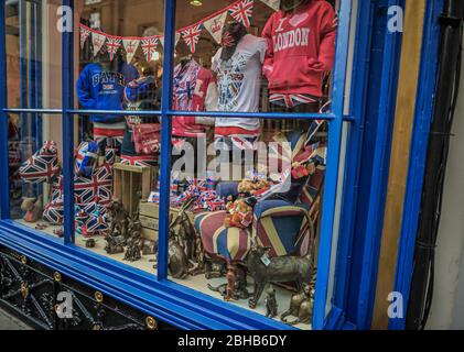 Typisches Schaufenster eines englischen Geschenkelbodens voller Souvenirs mit dem Muster der britischen Nationalflagge in Bath, Großbritannien Stockfoto