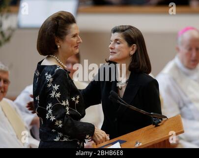 Austin Texas USA 14 July 2007: Lynda Bird Johnson Robb (links) und ihre Schwester Luci Baines Johnson beim Trauergottesdienst für ihre Mutter, die ehemalige First Lady der Vereinigten Staaten, Lady Bird Johnson. Mrs. Johnson war die Witwe des ehemaligen Präsidenten Lyndon Baines Johnson. ©Bob Daemmrich Stockfoto