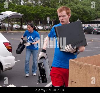 Austin Texas USA, April 17 2010: Ingenieurstudenten der University of Texas koordinieren einen „E-Waste Drive“, um alte Computer und Elektronik aus Haushalten und Büros zu recyceln, um gefährliche Materialien aus lokalen Deponien zu entfernen. Etwa 50 Stapel Computer, Monitore, Drucker und Fernseher wurden in den täglichen Bemühungen zur ordnungsgemäßen Entsorgung weggeschleppt. ©Bob Daemmrich Stockfoto