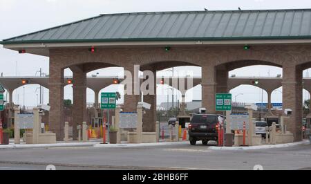 Hidalgo Texas USA, Mai 14 2010: Ein Auto fährt an der internationalen Brücke, die Hidalgo, TX, und Reynosa, Mexiko, durch den Sicherheitskontrollpunkt nach Mexiko führt. Beamte auf beiden Seiten der Grenze haben erhöhte Sicherheitsbedenken geäußert, da die Kämpfe zwischen Drogenkartellen in Mexiko unvermindert weitergeführt werden. ©Bob Daemmrich Stockfoto