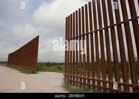 Hidalgo Texas USA, 14 2010. Mai: Ein offener Abschnitt der Grenzmauer, an dem ein Tor in der Innenstadt von Hidalgo, TX, gegenüber von Reynosa, Mexiko, platziert werden soll. Beamte auf beiden Seiten der Grenze haben erhöhte Sicherheitsbedenken geäußert, da die Kämpfe zwischen Drogenkartellen in Mexiko unvermindert weitergeführt werden. ©Bob Daemmrich Stockfoto