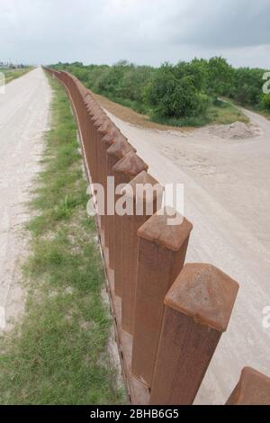 Hidalgo Texas USA, 14 2010. Mai: Die Grenzmauer markiert ein "Niemandsland" auf der Seite der Vereinigten Staaten an der internationalen Brücke, die Hidalgo, TX, und Reynosa, Mexiko verbindet. Beamte auf beiden Seiten der Grenze haben erhöhte Sicherheitsbedenken geäußert, da die Kämpfe zwischen Drogenkartellen in Mexiko unvermindert weitergeführt werden. ©Bob Daemmrich Stockfoto