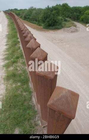 Hidalgo Texas USA, 14 2010. Mai: Die Grenzmauer markiert ein "Niemandsland" auf der Seite der Vereinigten Staaten an der internationalen Brücke, die Hidalgo, TX, und Reynosa, Mexiko verbindet. Beamte auf beiden Seiten der Grenze haben erhöhte Sicherheitsbedenken geäußert, da die Kämpfe zwischen Drogenkartellen in Mexiko unvermindert weitergeführt werden. ©Bob Daemmrich Stockfoto