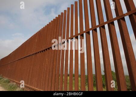 Hidalgo Texas USA, Mai 14 2010: Ein Abschnitt der Grenzmauer, an dem ein Tor in der Innenstadt von Hidalgo, TX, gegenüber von Reynosa, Mexiko, platziert werden soll. Beamte auf beiden Seiten der Grenze haben erhöhte Sicherheitsbedenken geäußert, da die Kämpfe zwischen Drogenkartellen in Mexiko unvermindert weitergeführt werden. ©Bob Daemmrich Stockfoto