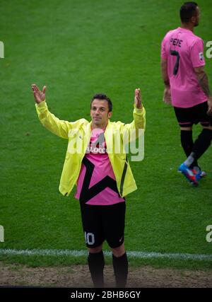 Alessandro Del Piero grüßt seine Anhänger in seinem letzten offiziellen Spiel mit Juventus Stockfoto