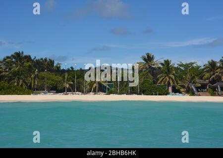 Strandeinrichtungen auf Necker Island, einer privaten Insel, die von Virgin Limited Edition, einem Unternehmen im Besitz von Richard Branson, gemietet wurde. Stockfoto