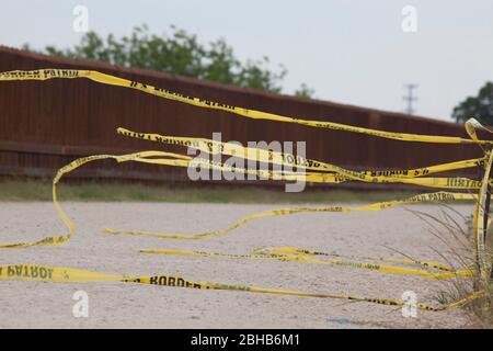 Hidalgo Texas USA, 14 2010. Mai: Zerfetztes Plastikband der US-Grenzschutzbehörde, das in der Brise weht, markiert eine Straße entlang des Deichs neben der Grenzmauer an der internationalen Brücke, die Hidalgo, TX, und Reynosa, Mexiko, verbindet. ©Bob Daemmrich Stockfoto