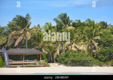 Strandeinrichtungen auf Necker Island, einer privaten Insel, die von Virgin Limited Edition, einem Unternehmen im Besitz von Richard Branson, gemietet wurde. Stockfoto