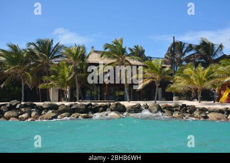 Strandeinrichtungen auf Necker Island, einer privaten Insel, die von Virgin Limited Edition, einem Unternehmen im Besitz von Richard Branson, gemietet wurde. Stockfoto