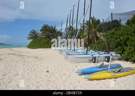 Katamarane und Paddleboards an einem Sandstrand auf Necker Island, einer privaten Insel, die von Virgin Limited Edition, im Besitz von Richard Branson, vermietet wurde. Stockfoto