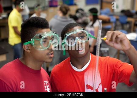 Carrollton Texas USA, Mai 2010: Schüler mit Schutzbrillen arbeiten während des Chemielabors an einem Experiment an der METSA (Math Engineering Technology Science Academy), einer öffentlichen High School, die MINT-Kurse in einem projektbasierten Lernplan betont. ©Bob Daemmrich Stockfoto