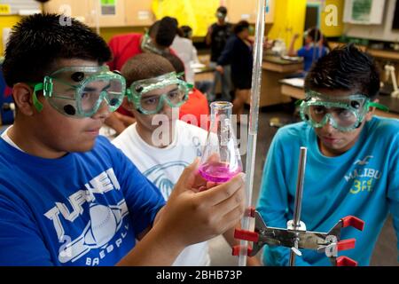 Carrollton Texas USA, Mai 2010: Schüler mit Schutzbrillen arbeiten während des Chemielabors an einem Experiment an der METSA (Math Engineering Technology Science Academy), einer öffentlichen High School, die MINT-Kurse in einem projektbasierten Lernplan betont. ©Bob Daemmrich Stockfoto