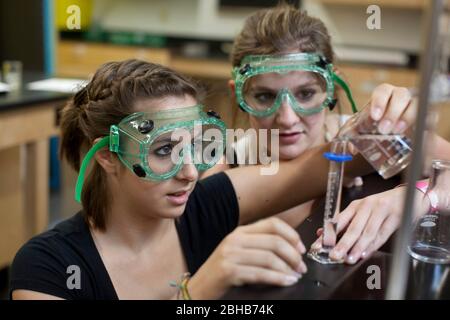 Carrollton Texas USA, Mai 2010: Schüler mit Schutzbrillen arbeiten während des Chemielabors an einem Experiment an der METSA (Math Engineering Technology Science Academy), einer öffentlichen High School, die MINT-Kurse in einem projektbasierten Lernplan betont. ©Bob Daemmrich Stockfoto