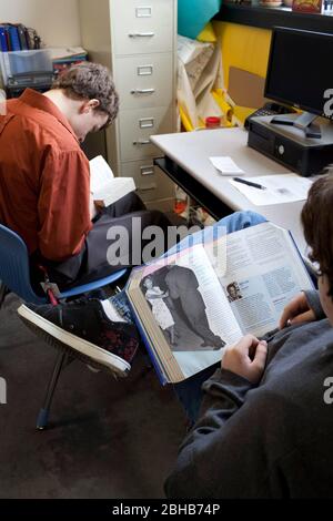 Carrollton Texas USA, Mai 2010: Studenten lesen in einer überfüllten Ecke des Computerlabors an der METSA (Math Engineering Technology Science Academy), einer öffentlichen High School, die MINT-Kurse in einem projektbasierten Lernplan betont. ©Bob Daemmrich Stockfoto