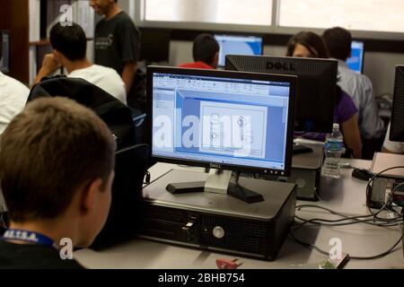 Carrollton Texas USA, Mai 2010: Die Schüler betrachten den Computermonitor im Computerlabor der METSA (Math Engineering Technology Science Academy), einer öffentlichen High School, die MINT-Kurse in einem projektbasierten Lernplan betont. ©Bob Daemmrich Stockfoto