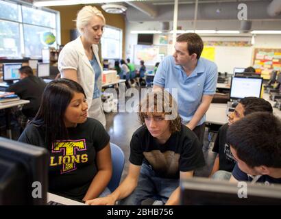 Carrollton Texas USA, Mai 2010: Weiße Lehrer arbeiten mit hispanischen Schülern im Klassenzimmer der METSA (Math Engineering Technology Science Academy), einer öffentlichen High School, die MINT-Kurse in einem projektbasierten Lernplan betont. ©Bob Daemmrich Stockfoto