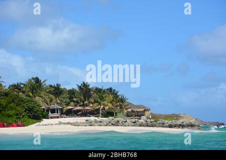 Strandeinrichtungen auf Necker Island, einer privaten Insel, die von Virgin Limited Edition, einem Unternehmen im Besitz von Richard Branson, gemietet wurde. Stockfoto