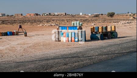 Improvisierte Tankstelle mit Treibstofftanks auf dem Weg in die Sahara in Tunesien Stockfoto