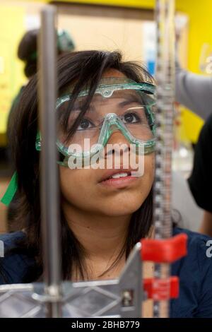 Carrollton Texas USA, Mai 2010: Ein Schüler mit Schutzbrille arbeitet an einem Experiment während eines Chemielabors an der METSA (Math Engineering Technology Science Academy), einer öffentlichen High School, die MINT-Kurse in einem projektbasierten Lernplan betont. ©Bob Daemmrich Stockfoto