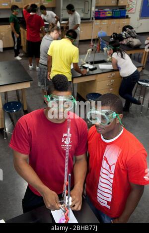 Carrollton Texas USA, Mai 2010: Schüler mit Schutzbrillen arbeiten während des Chemielabors an einem Experiment an der METSA (Math Engineering Technology Science Academy), einer öffentlichen High School, die MINT-Kurse in einem projektbasierten Lernplan betont. ©Bob Daemmrich Stockfoto