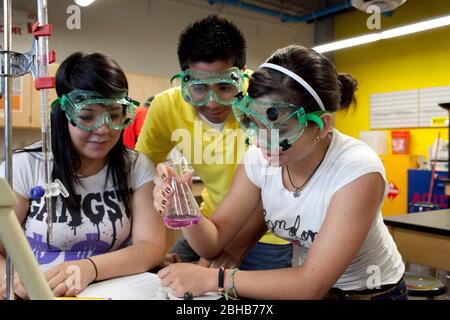 Carrollton Texas USA, Mai 2010: Schüler mit Schutzbrillen arbeiten während des Chemielabors an einem Experiment an der METSA (Math Engineering Technology Science Academy), einer öffentlichen High School, die MINT-Kurse in einem projektbasierten Lernplan betont. ©Bob Daemmrich Stockfoto