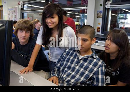 Carrollton Texas USA, Mai 2010: Die Schüler betrachten den Computermonitor im Computerlabor der METSA (Math Engineering Technology Science Academy), einer öffentlichen High School, die MINT-Kurse in einem projektbasierten Lernplan betont. ©Bob Daemmrich Stockfoto