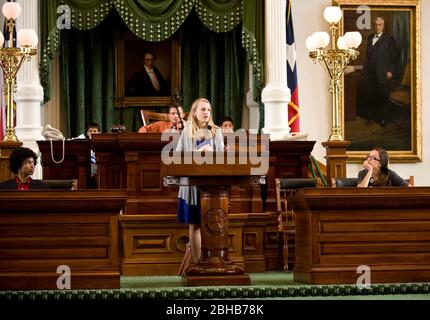 Austin Texas USA, Juli 20 2010: Hispanische Gymnasiasten nehmen an einer imitierten Legislatursitzung in der Senatskammer des texanischen Kapitols Teil, die Teil der Lorenzo de Zavala Youth Legislative Session ist, einem Führungsprogramm des Nationalen Hispanischen Instituts für Hochschulalter. ©Marjorie Kamys Cotera/Bob Daemmrich Photography Stockfoto