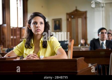 Austin Texas USA, Juli 20 2010: Hispanische Gymnasiasten nehmen an einer imitierten Legislatursitzung in der Senatskammer des texanischen Kapitols Teil, die Teil der Lorenzo de Zavala Youth Legislative Session ist, einem Führungsprogramm des Nationalen Hispanischen Instituts für Hochschulalter. ©Marjorie Kamys Cotera/Bob Daemmrich Photography Stockfoto