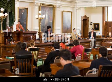 Austin Texas USA, Juli 20 2010: Hispanische Gymnasiasten nehmen an einer imitierten Legislatursitzung in der Senatskammer des texanischen Kapitols Teil, die Teil der Lorenzo de Zavala Youth Legislative Session ist, einem Führungsprogramm des Nationalen Hispanischen Instituts für Hochschulalter. ©Marjorie Kamys Cotera/Bob Daemmrich Photography Stockfoto