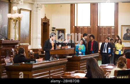 Austin Texas USA, Juli 20 2010: Hispanische Gymnasiasten nehmen an einer imitierten Legislatursitzung in der Senatskammer des texanischen Kapitols Teil, die Teil der Lorenzo de Zavala Youth Legislative Session ist, einem Führungsprogramm des Nationalen Hispanischen Instituts für Hochschulalter. ©Marjorie Kamys Cotera/Bob Daemmrich Photography Stockfoto