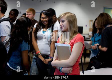 Manor, Texas, USA, Mai 12 2010: Schüler der High School bereiten sich darauf vor, während des vergehenden Zeitraums an der Manor New Tech High School, einem innovativen Rahmen, der sich auf projektbasiertes Lernen im Lehrplan TSTEM (Technology Science Engineering Mathematics) konzentriert, den Unterricht zu wechseln. ©Bob Daemmrich Stockfoto