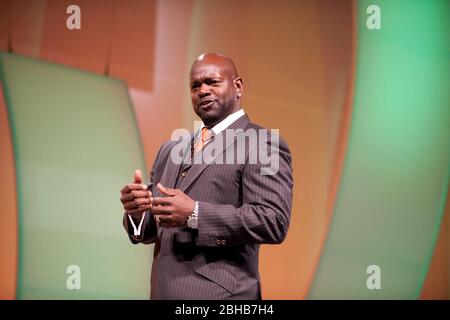 Houston, Texas, USA, April 21 2010: Der ehemalige Dallas Cowboys Football, der zurückläuft und der Hall of Fame-Spieler der National Football League Emmitt Smith spricht zu einem Geschäftsessen über seine Erfahrungen in der NFL und über das Leben nach dem Fußball. ©Bob Daemmrich Stockfoto