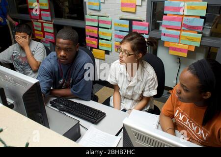 Manor Texas USA, Mai 12 2010: - Schüler der High School arbeiten gemeinsam an einem Klassenprojekt an der Manor New Tech High School, einem innovativen Umfeld, das sich auf projektbasiertes Lernen im Lehrplan TSTEM (Technology Science Engineering Mathematics) konzentriert. ©Bob Daemmrich Stockfoto