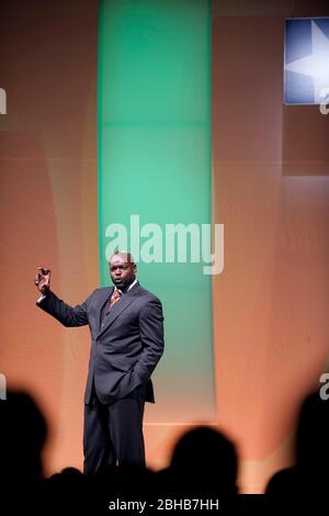 Houston, Texas, USA, April 21 2010: Der ehemalige Dallas Cowboys Football, der zurückläuft und der Hall of Fame-Spieler der National Football League Emmitt Smith spricht zu einem Geschäftsessen über seine Erfahrungen in der NFL und über das Leben nach dem Fußball. ©Bob Daemmrich Stockfoto