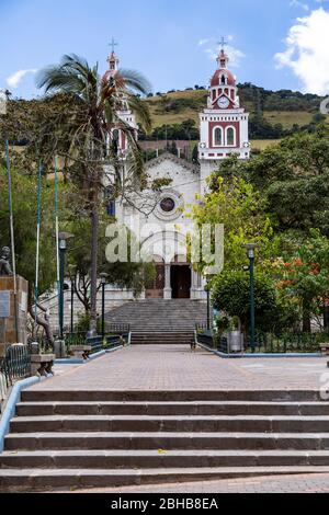 San Jose de Minas, Pichincha, Ecuador, 10. August 2019: Die Pfarrkirche San Jose de Minas, erbaut mit Steinen und Kalk, befindet sich im zentralen Park des Schlepptau Stockfoto