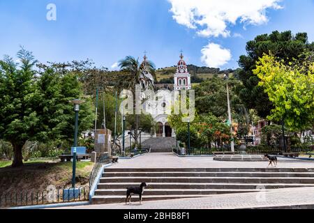 San Jose de Minas, Pichincha, Ecuador, 10. August 2019: Die Pfarrkirche San Jose de Minas, erbaut mit Steinen und Kalk, befindet sich im zentralen Park des Schlepptau Stockfoto