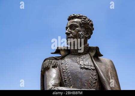 San Jose de Minas, Pichincha, Ecuador, 10. August 2019: Bronzebüste von General Antonio Jose de Sucre im zentralen Park der Pfarrei San Jose de Minas Stockfoto