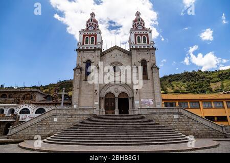 San Jose de Minas, Pichincha, Ecuador, 10. August 2019: Die Pfarrkirche San Jose de Minas, erbaut mit Steinen und Kalk, befindet sich im zentralen Park des Schlepptau Stockfoto