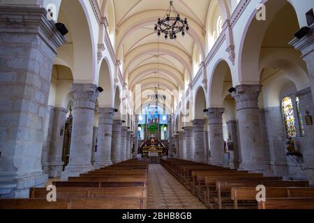 San Jose de Minas, Pichincha, Ecuador, 10. August 2019: Die Pfarrkirche San Jose de Minas, erbaut mit Steinen und Kalk, befindet sich im zentralen Park des Schlepptau Stockfoto