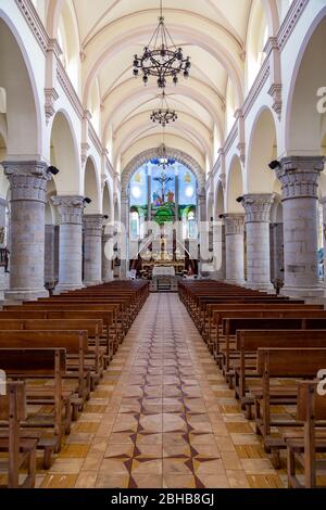 San Jose de Minas, Pichincha, Ecuador, 10. August 2019: Die Pfarrkirche San Jose de Minas, erbaut mit Steinen und Kalk, befindet sich im zentralen Park des Schlepptau Stockfoto