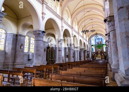 San Jose de Minas, Pichincha, Ecuador, 10. August 2019: Die Pfarrkirche San Jose de Minas, erbaut mit Steinen und Kalk, befindet sich im zentralen Park des Schlepptau Stockfoto