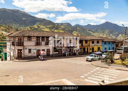 San Jose de Minas, Pichincha, Ecuador, 10. August 2019: Ecke des zentralen Parks von San Jose de Minas, mit seinen traditionellen Häusern aus adobe an gebaut Stockfoto