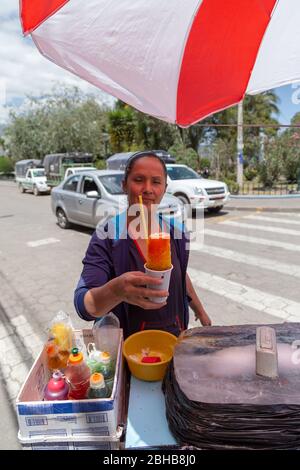 San Jose de Minas, Pichincha, Ecuador, 10. August 2019: Nachbardorf Frau bereitet und verkauft aromatisierte Slushies, im zentralen Park zu denen w Stockfoto