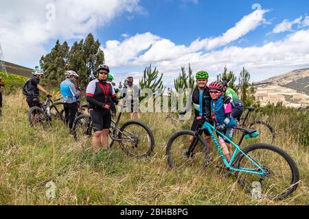 Zuleta, Imbabura, Ecuador, 8. August 2019: Eine Gruppe von Mountainbikern, die die Route für das Zuleta-Rennen, das jedes Jahr und ich läuft, anerkennen Stockfoto